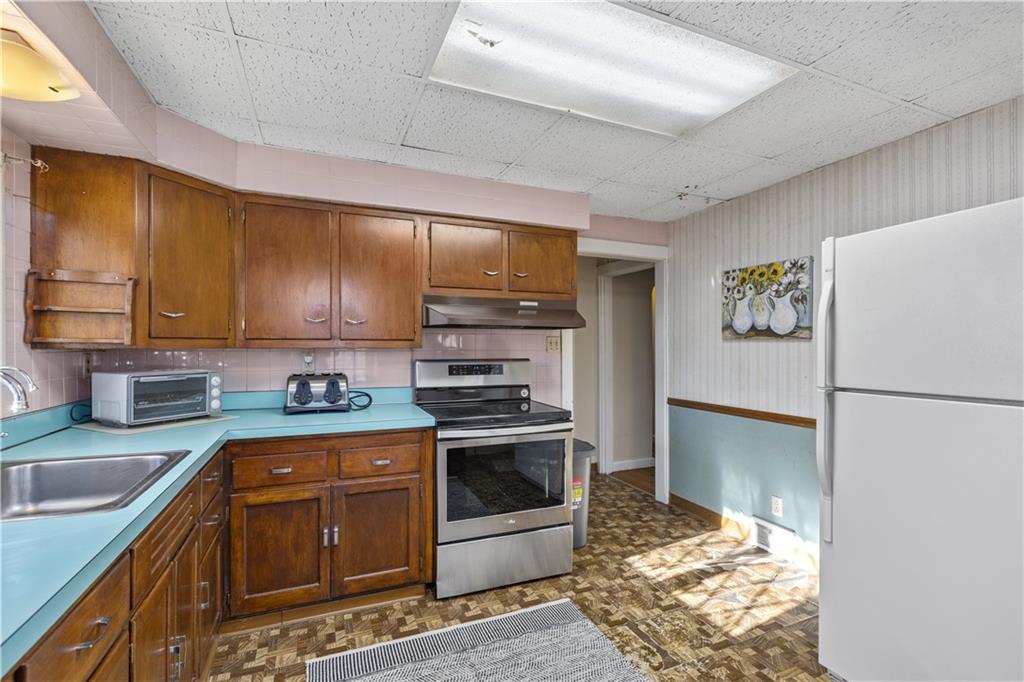 4267 Glen Eden Road Cranberry Township, PA 16066 - Photo 6 of 25 a kitchen with stainless steel appliances granite countertop a refrigerator a stove a sink and a microwave