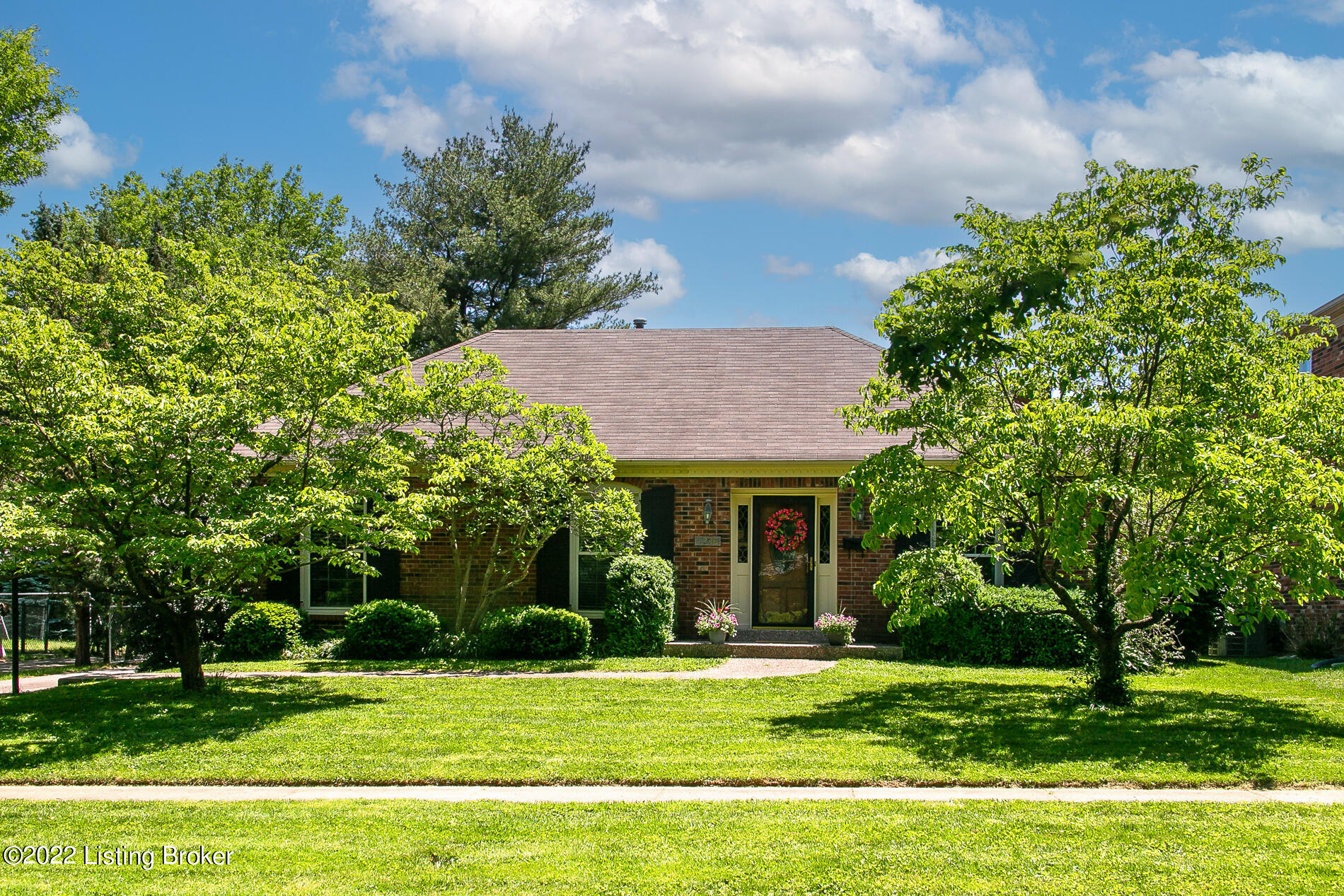 4248 Darbrook Road Louisville, KY 40207 - Photo 1 of 39 4248 Darbrook Ave_exteriors-1