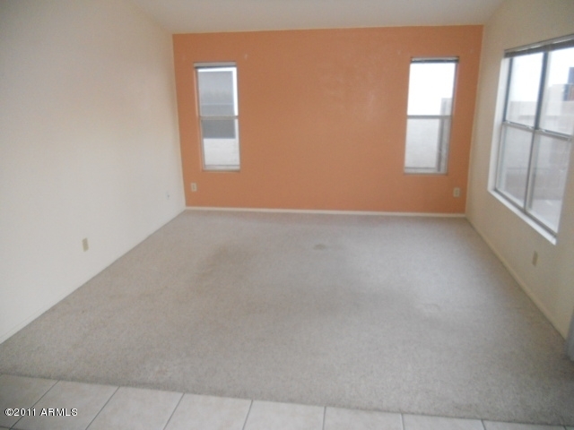 7563 West Redfield Road Peoria, AZ 85381 - Photo 13 of 25 023-263566 family room