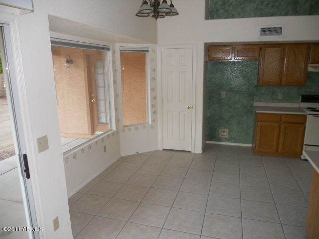 7563 West Redfield Road Peoria, AZ 85381 - Photo 15 of 25 023-263566 eat in kitchen