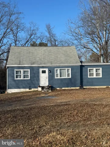 a view of a yard in front of a house