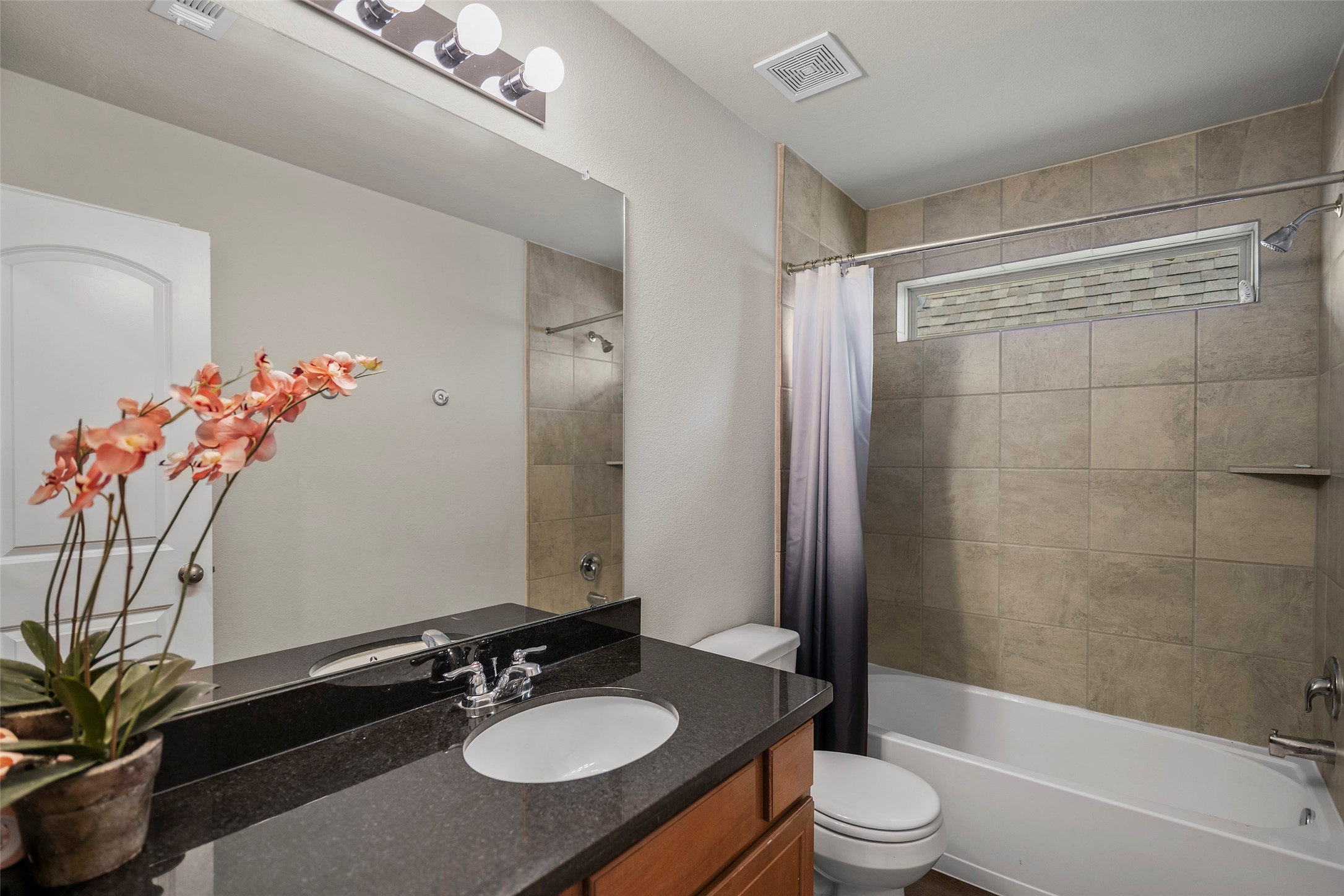 10423 Rochester Hls Lane Tomball, TX 77375 - Photo 18 of 32 2nd Floor Bathroom