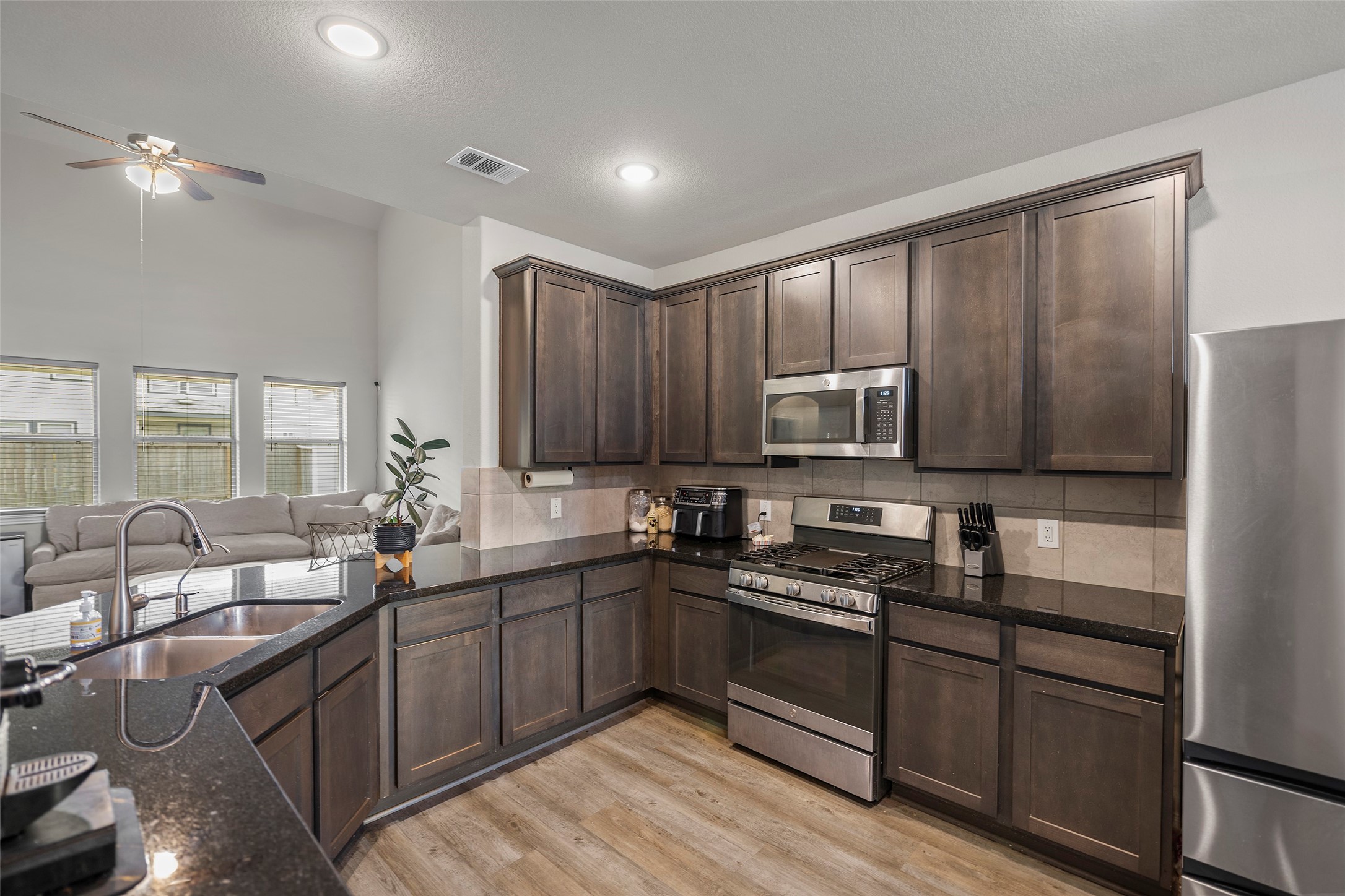 10423 Rochester Hls Lane Tomball, TX 77375 - Photo 8 of 32 Kichen