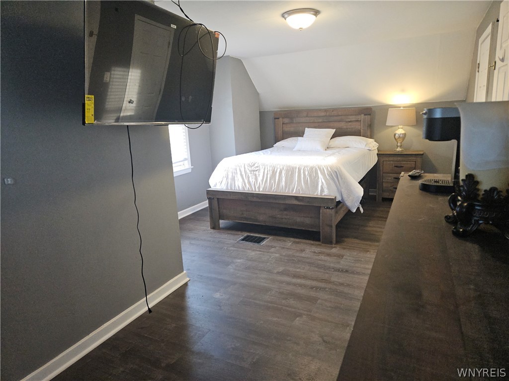 1214 Saunders Settlement Road Lewiston, NY 14305 - Photo 12 of 21 2nd floor master bedroom