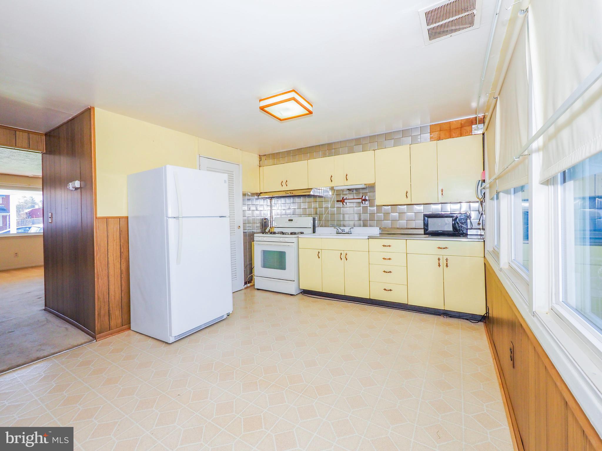 2738 Yarnall Road Baltimore, MD 21227 - Photo 10 of 32 EAT-IN KITCHEN