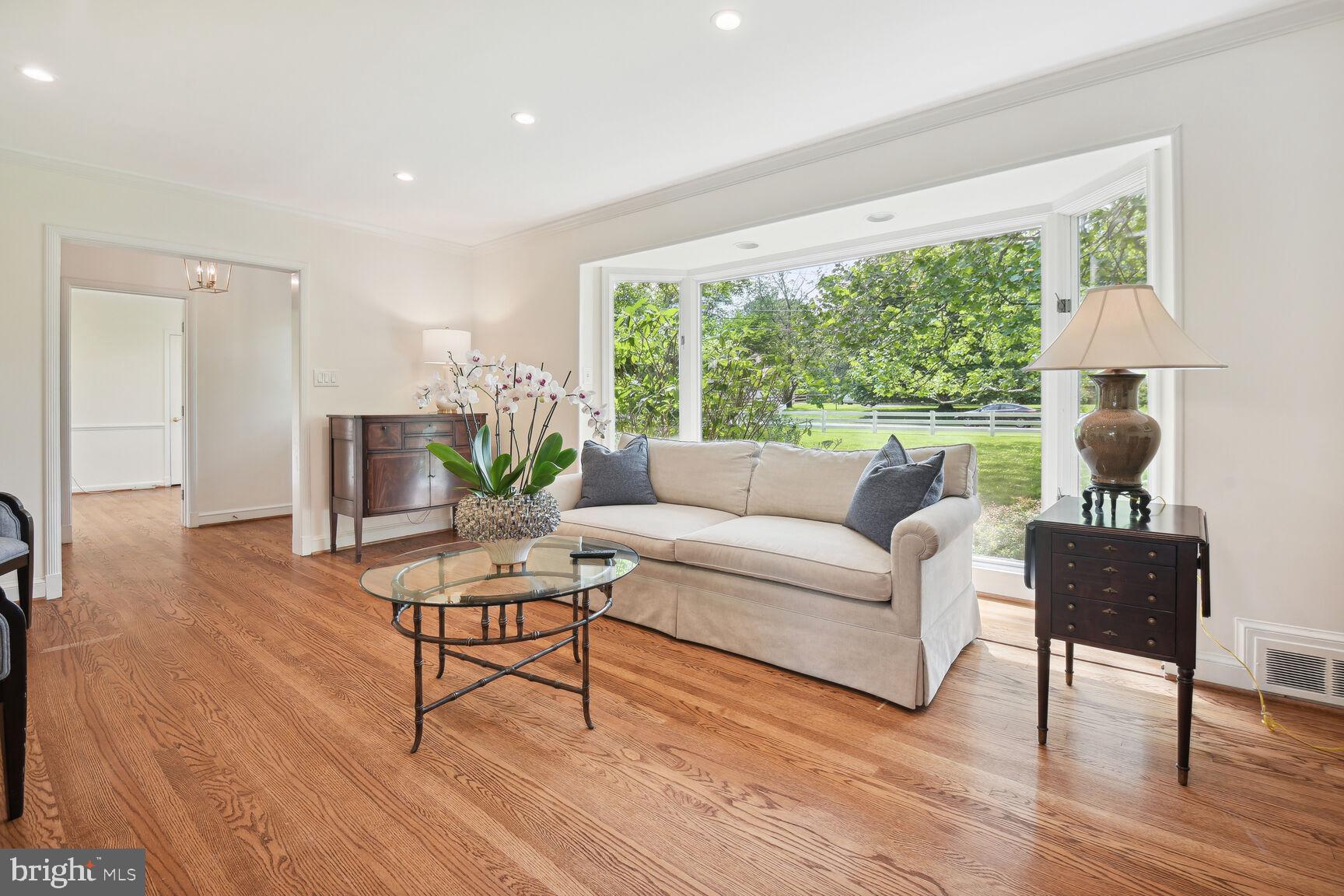 10911 Edison Road Potomac, MD 20854 - Photo 11 of 66 Liivng Room