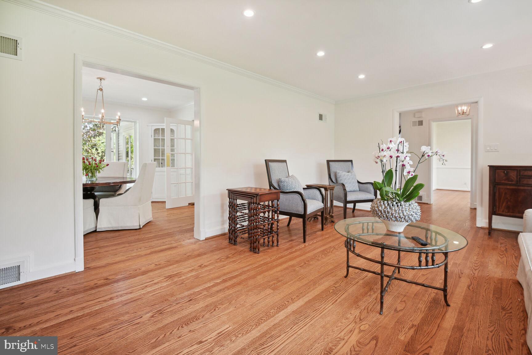 10911 Edison Road Potomac, MD 20854 - Photo 12 of 66 Liivng Room