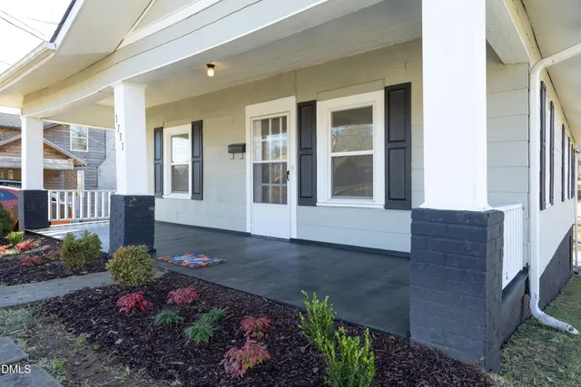 a view of an entrance of the house