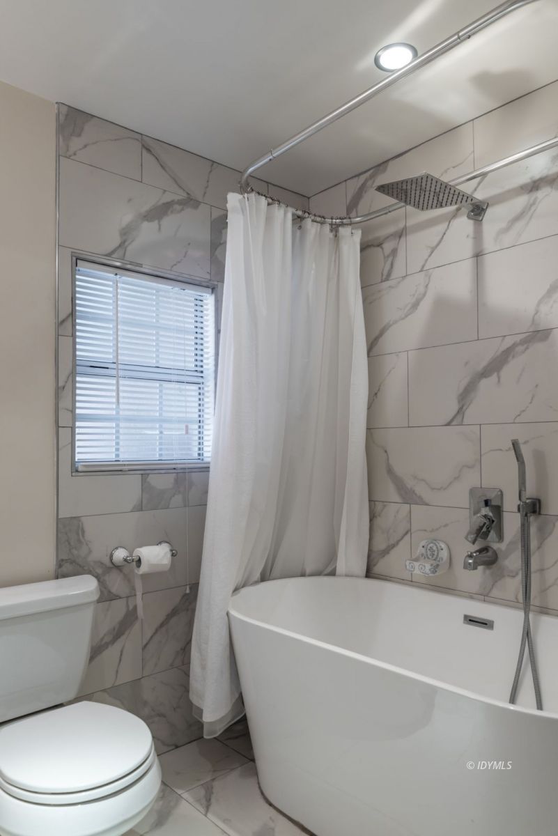 25650 Seneca Road Idyllwild, CA 92549 - Photo 11 of 23 a bathroom with a sink a toilet and a bathtub
