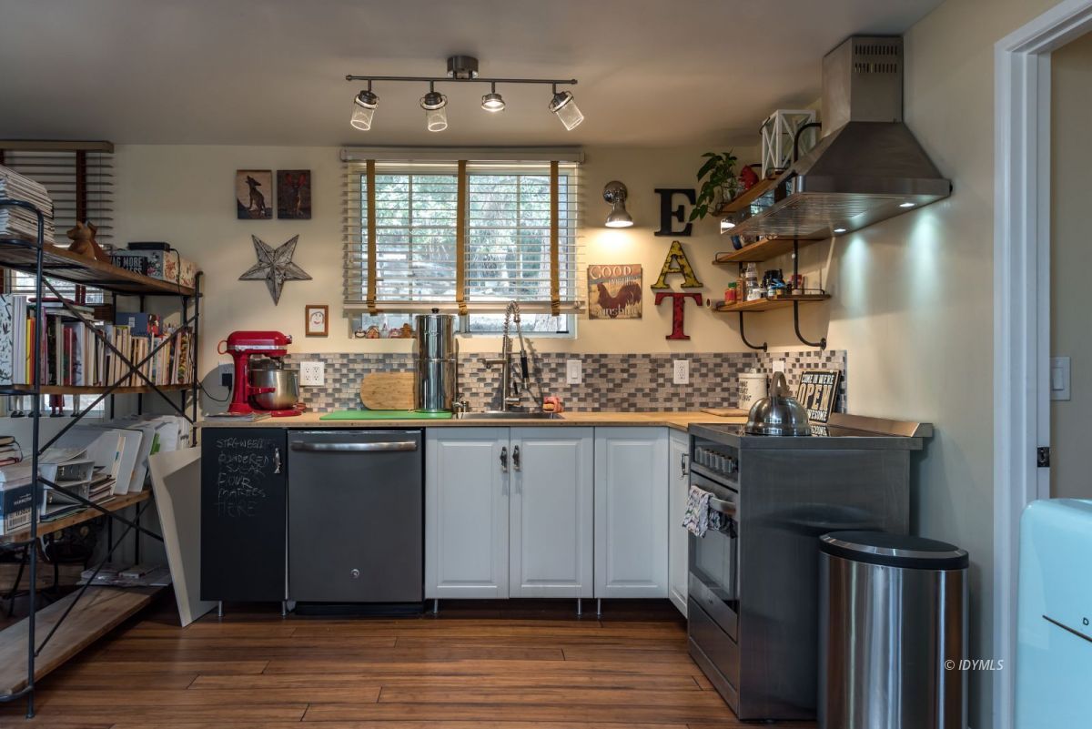 25650 Seneca Road Idyllwild, CA 92549 - Photo 6 of 23 a kitchen with sink and cabinets