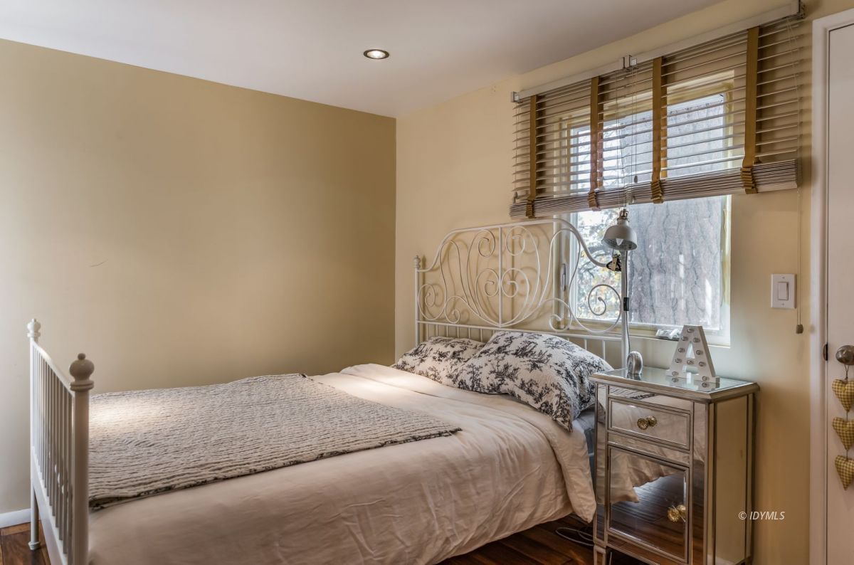 25650 Seneca Road Idyllwild, CA 92549 - Photo 10 of 23 a bedroom with a bed and a window