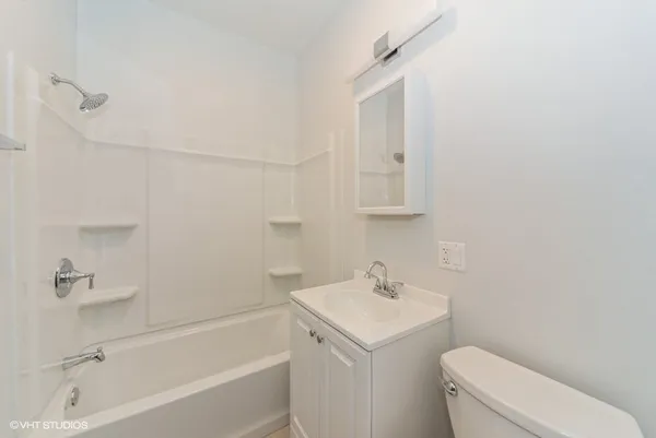 $2,200 | 2010 West Cornelia Avenue, Unit 2, Chicago, IL 60618