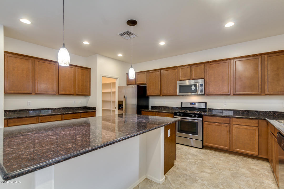 2074 South Moccasin Trail Gilbert, AZ 85295 - Photo 16 of 43 Kitchen