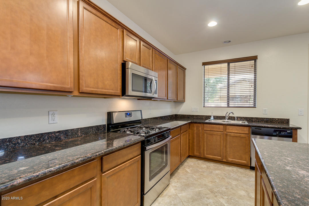 2074 South Moccasin Trail Gilbert, AZ 85295 - Photo 19 of 43 Kitchen