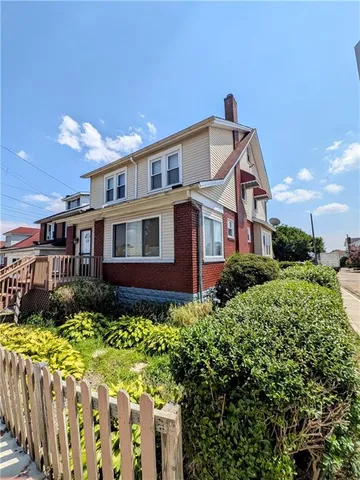 a view of a house with a small yard and plants