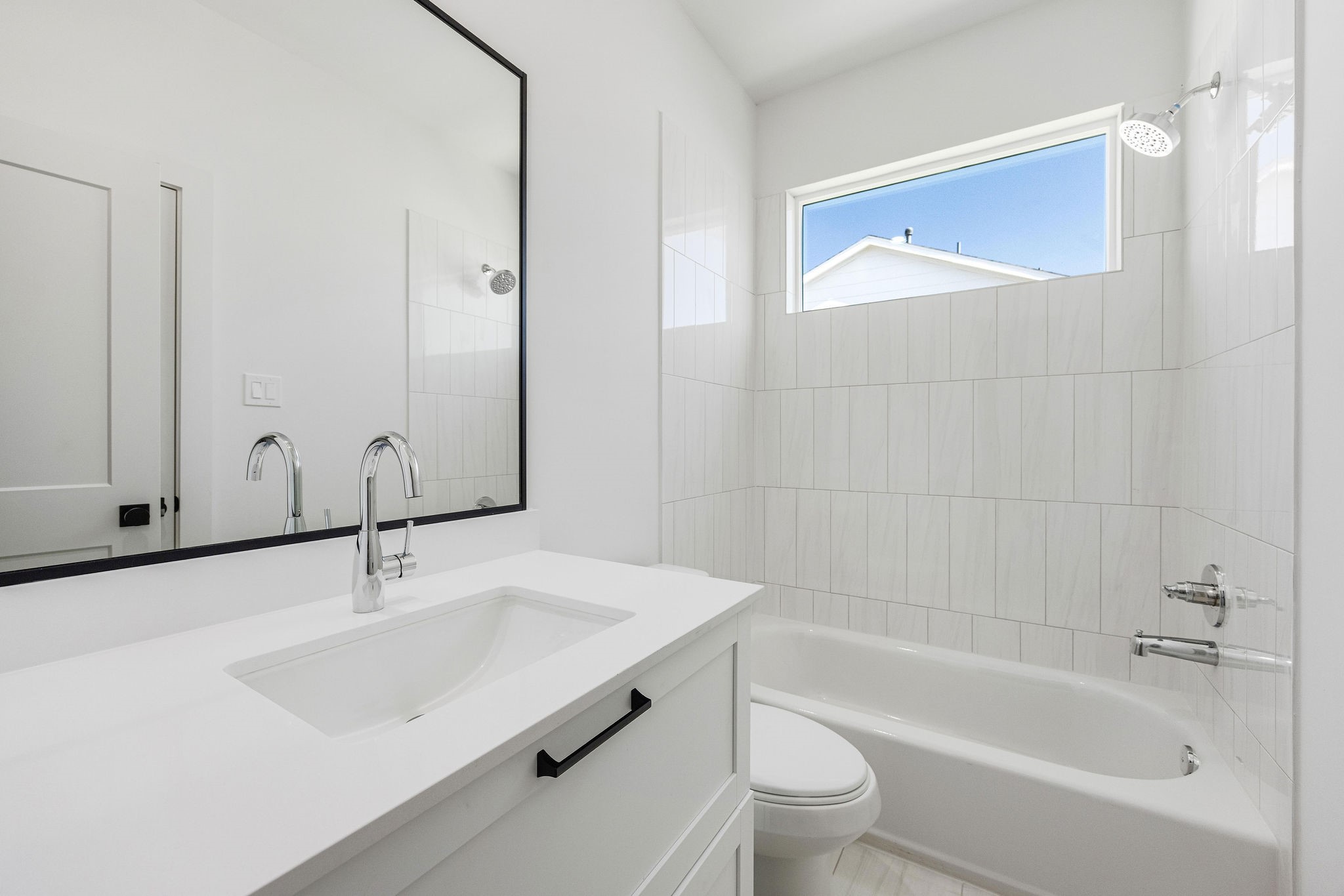 303 Marcella Street, Unit O Houston, TX 77091 - Photo 24 of 26 Secondary bedrooms attached full bathroom
