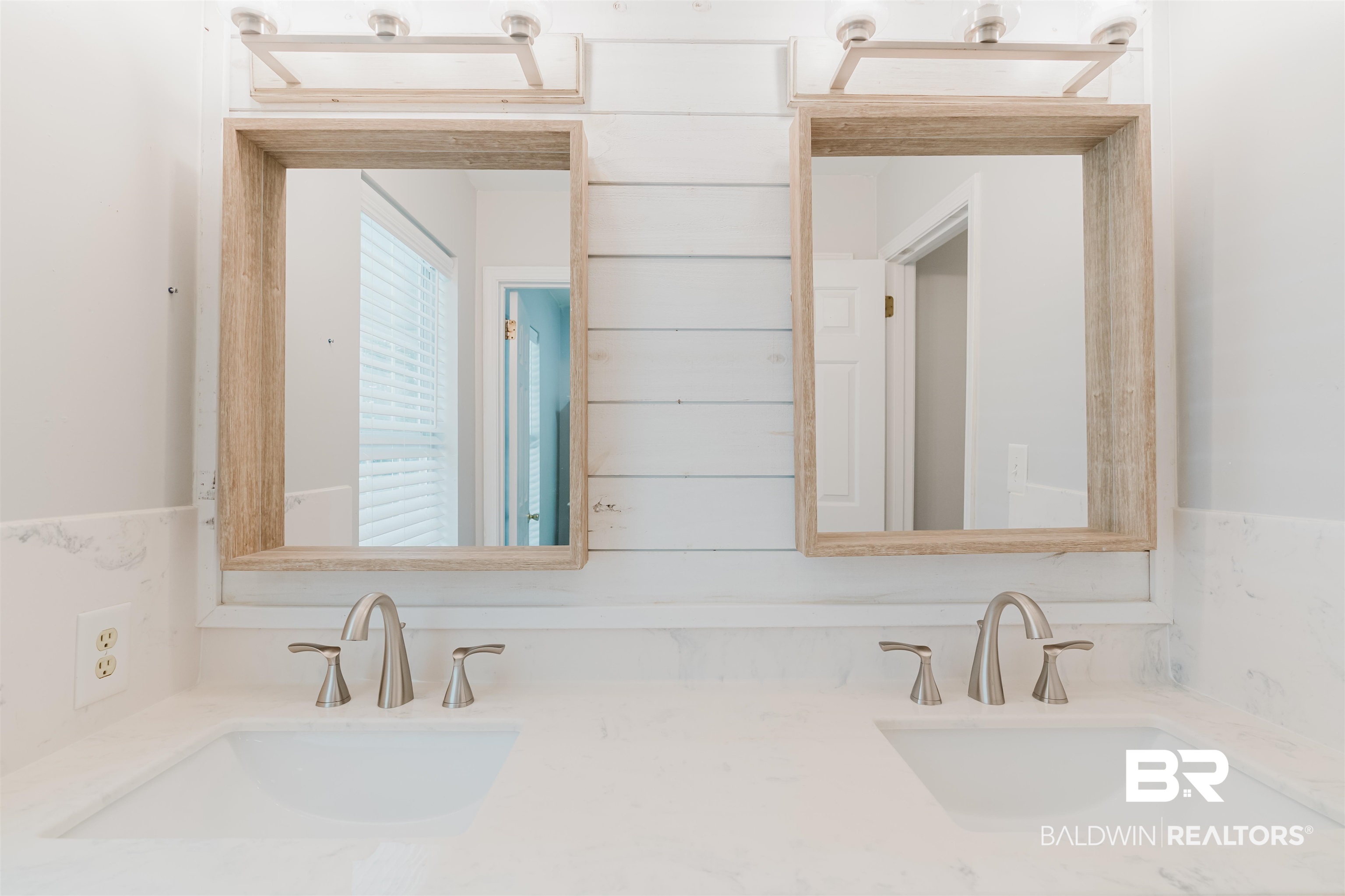 20460 Bishop Road Fairhope, AL 36532 - Photo 17 of 41 Bathroom with double vanity