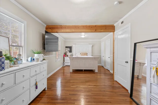 a en suite bathroom with a double vanity sink and a mirror
