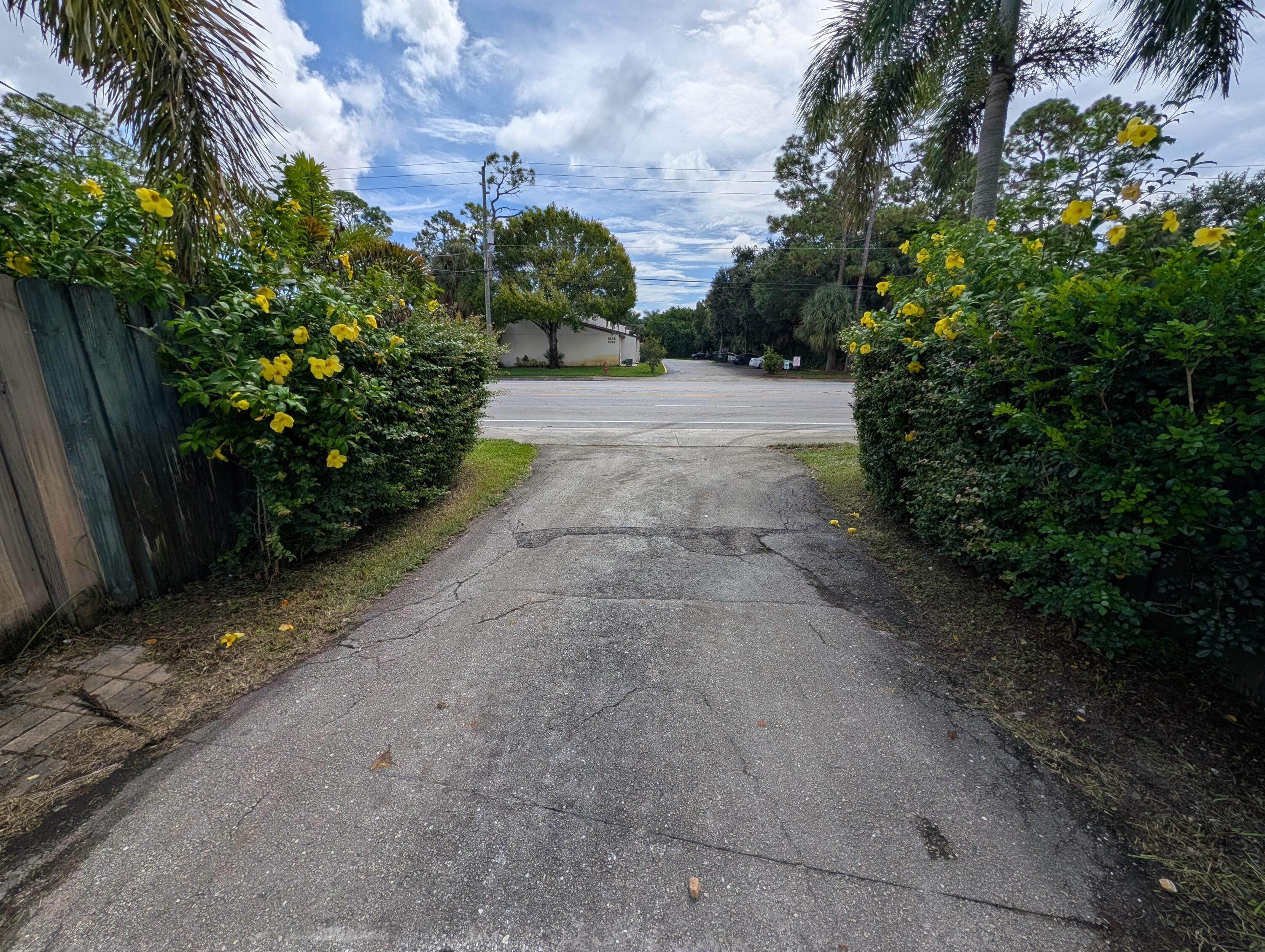 1215 Haverhill Road Haverhill, FL 33417 - Photo 24 of 26 PXL_20260831_153555658.MP