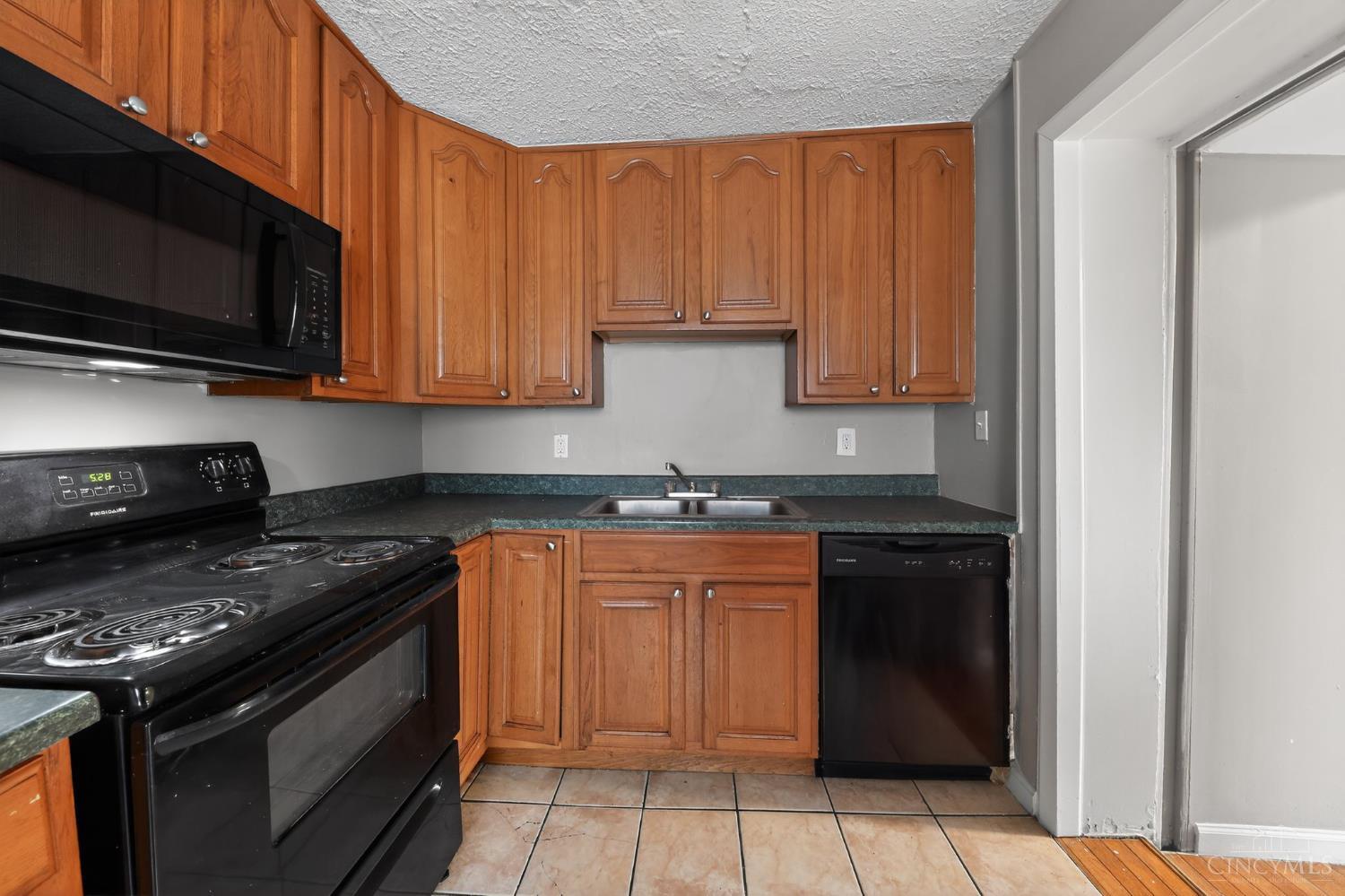8634 Daly Road Cincinnati, OH 45231 - Photo 6 of 34