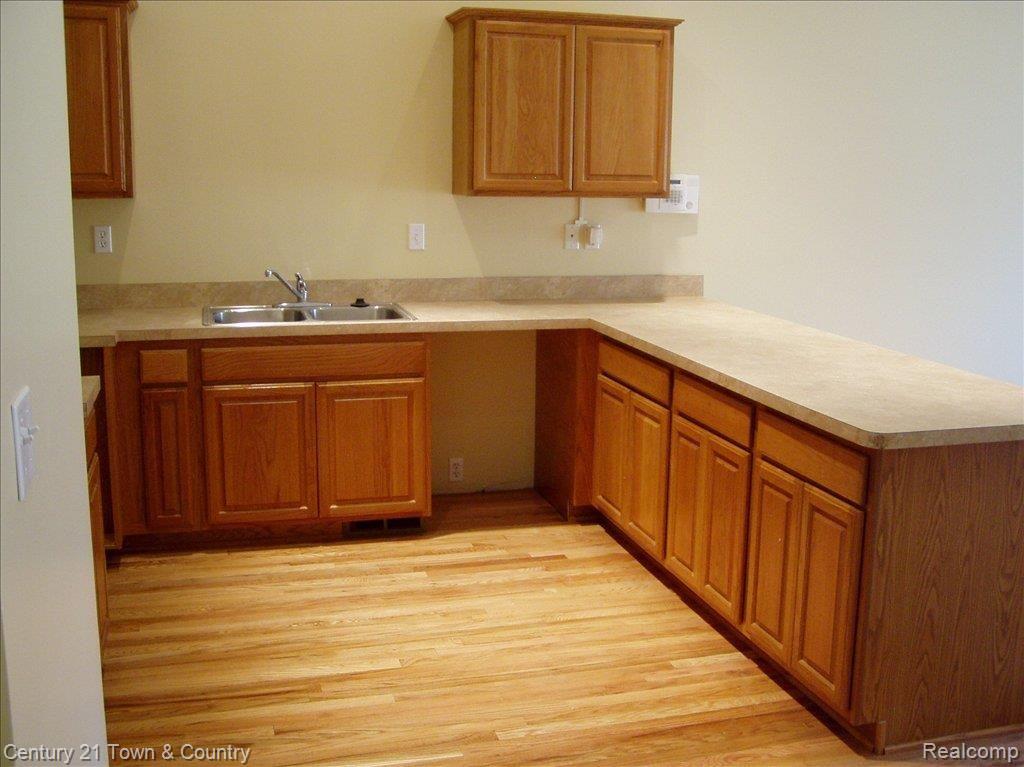 3167 East 11 Mile Road Warren, MI 48092 - Photo 5 of 11 HARDWOOD
