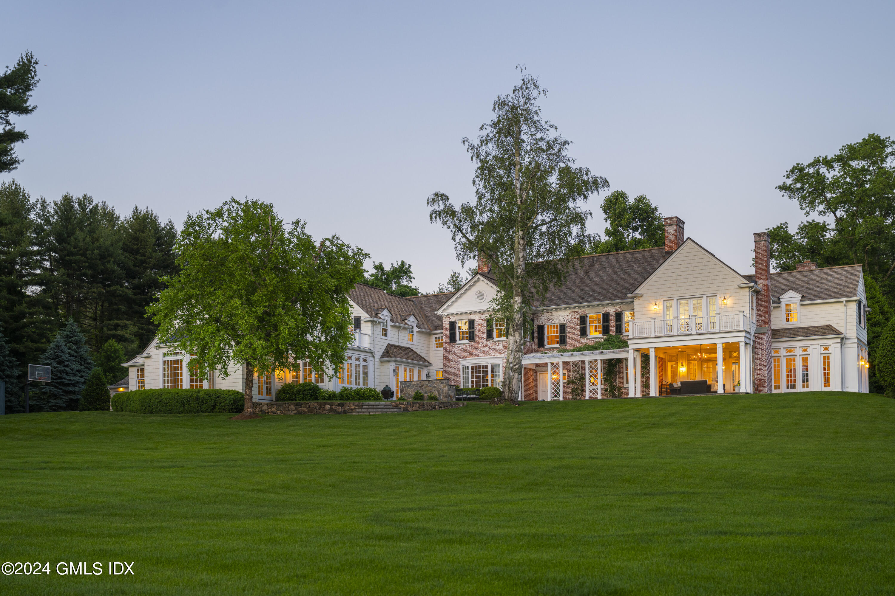 865 Hollow Tree Ridge Road Darien, CT 06820 - Photo 19 of 37 a front view of a house with a garden