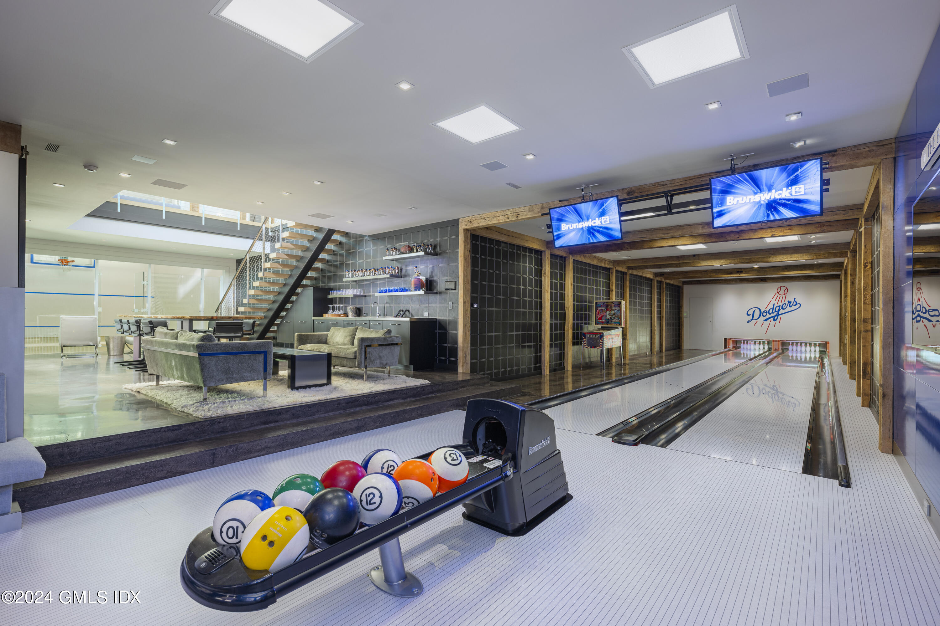 865 Hollow Tree Ridge Road Darien, CT 06820 - Photo 31 of 37 a room with lots of stuff