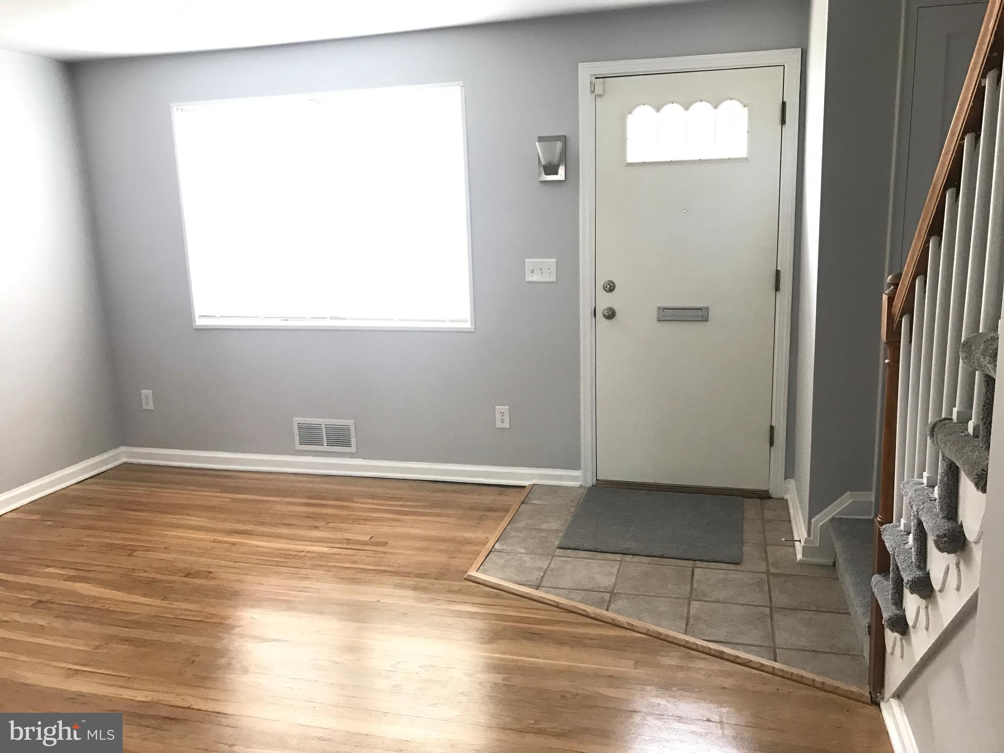 928 Coleridge Road Baltimore, MD 21229 - Photo 10 of 30 Living Room