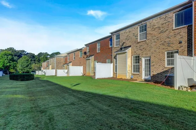 a view of a house with backyard