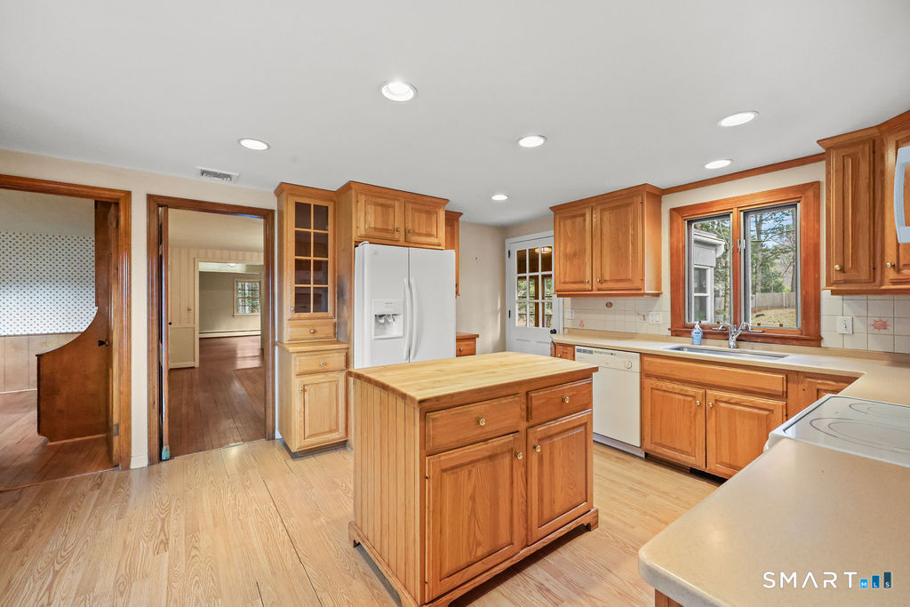 16 Richard Road Simsbury, CT 06070 - Photo 9 of 40