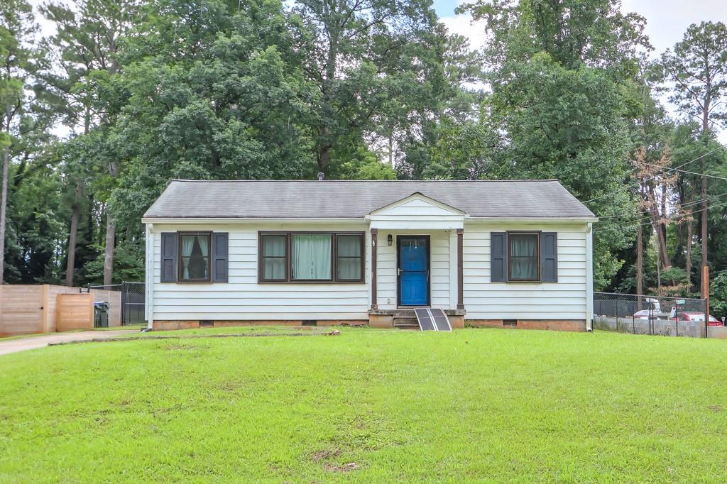 a view of house with a yard