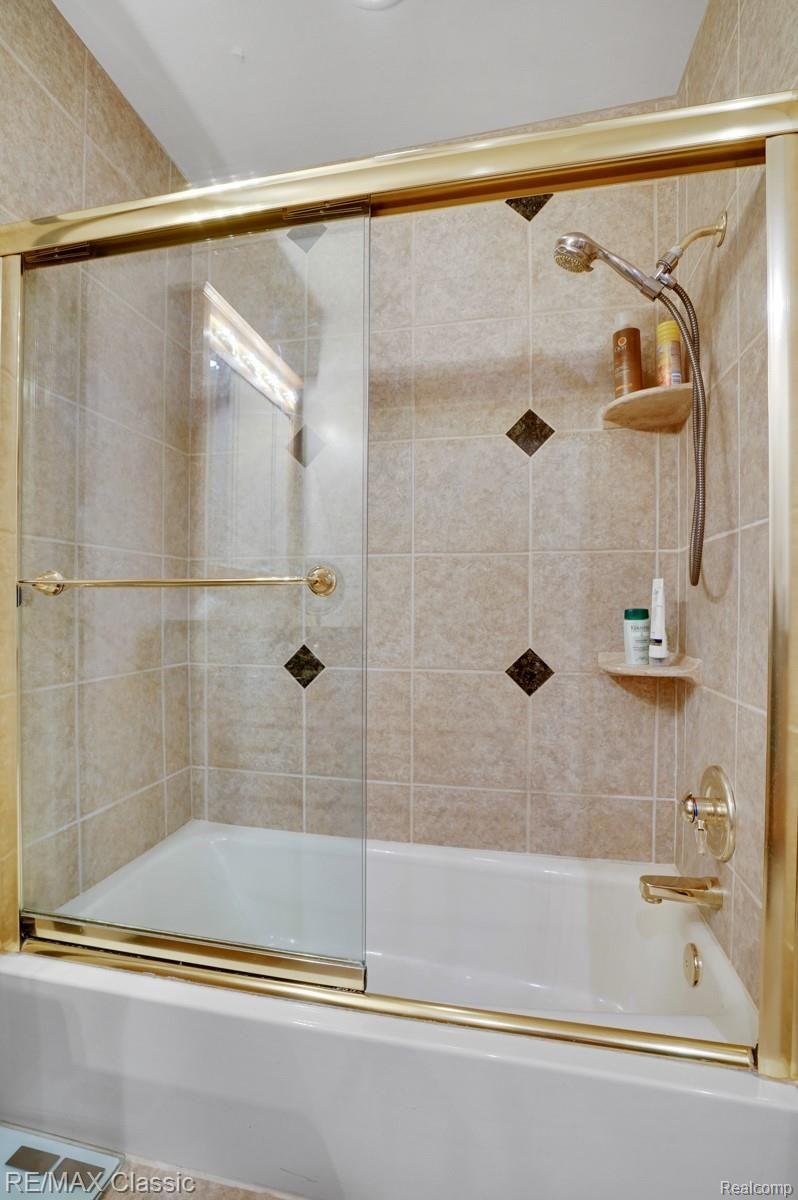 28095 Dixon Road Novi, MI 48377 - Photo 16 of 41 dsc08913-dsc08915.jpg