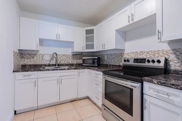 $2,200 | 9459 Southwest 76th Street, Unit R8, Miami, FL 33173