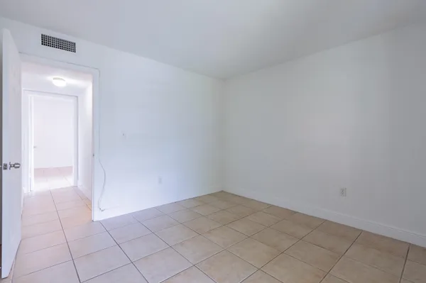 $2,200 | 9459 Southwest 76th Street, Unit R8, Miami, FL 33173