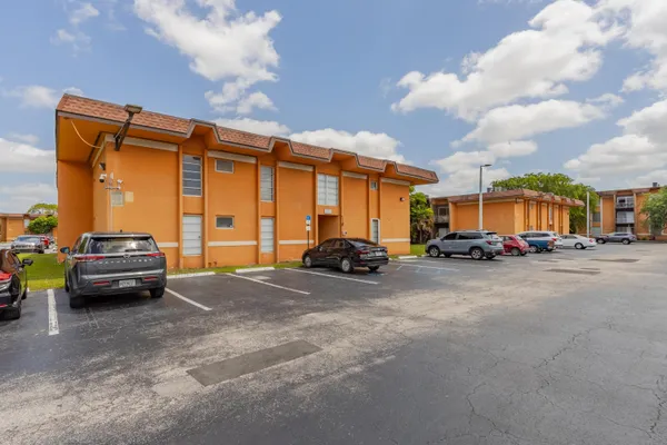 $2,200 | 9459 Southwest 76th Street, Unit R8, Miami, FL 33173