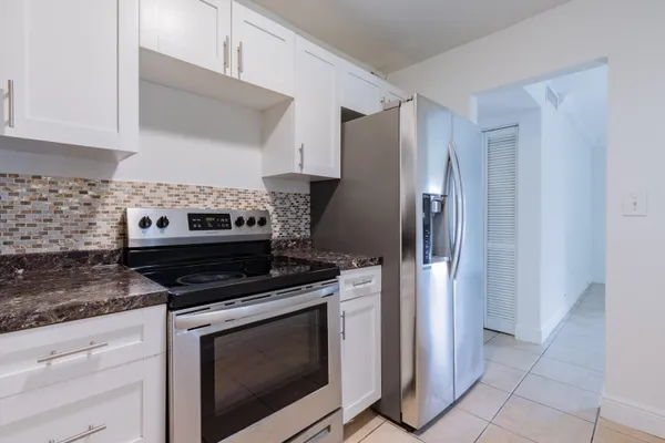 $2,200 | 9459 Southwest 76th Street, Unit R8, Miami, FL 33173