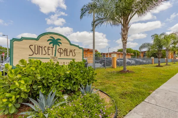 $2,200 | 9459 Southwest 76th Street, Unit R8, Miami, FL 33173