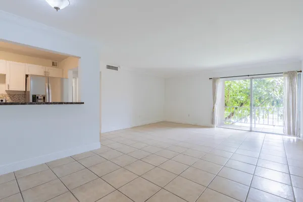 $2,200 | 9459 Southwest 76th Street, Unit R8, Miami, FL 33173