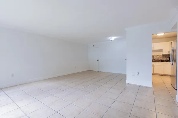 $2,200 | 9459 Southwest 76th Street, Unit R8, Miami, FL 33173