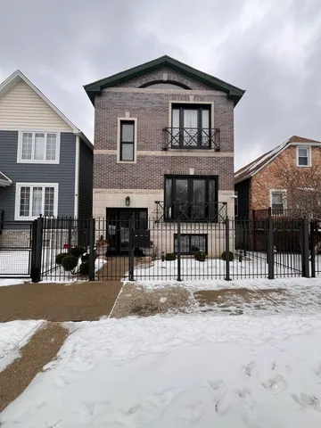 $3,300 | 2731 North Campbell Avenue, Unit 1, Chicago, IL 60647