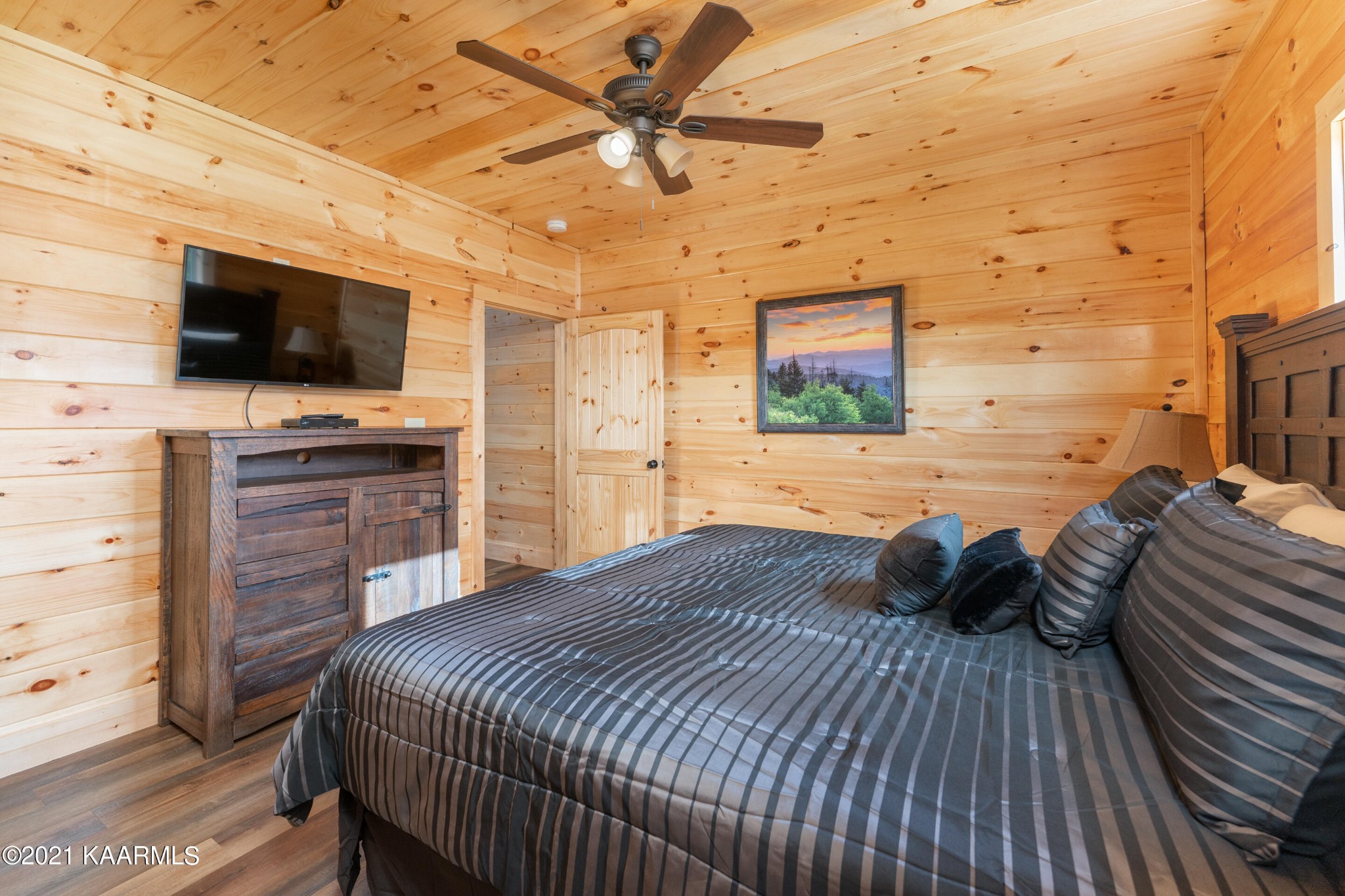 304 City View Way Sevierville, TN 37863 - Photo 14 of 34 a bedroom with a bed and a flat screen tv
