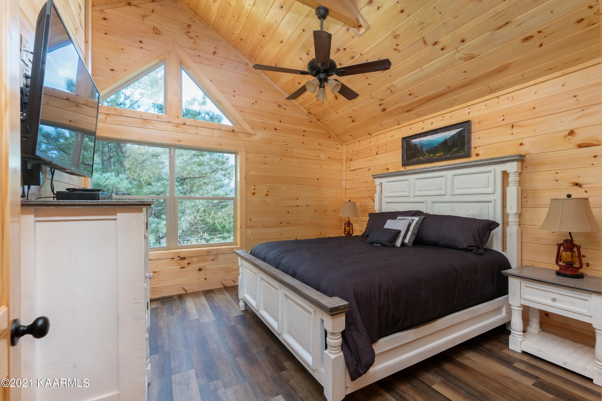 304 City View Way Sevierville, TN 37863 - Photo 22 of 34 a room with a bed and a window
