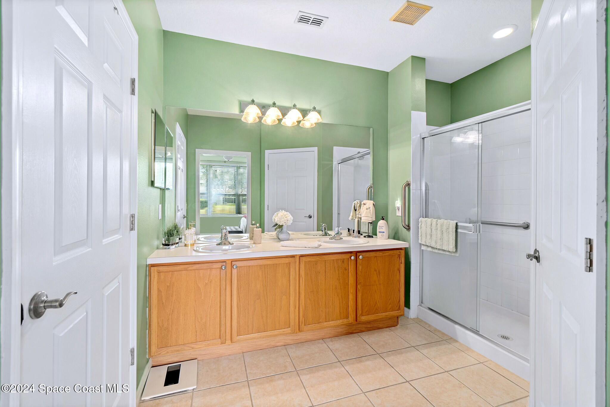 400 Trotter Lane, Unit 102 Melbourne, FL 32940 - Photo 28 of 51 Master Bathroom