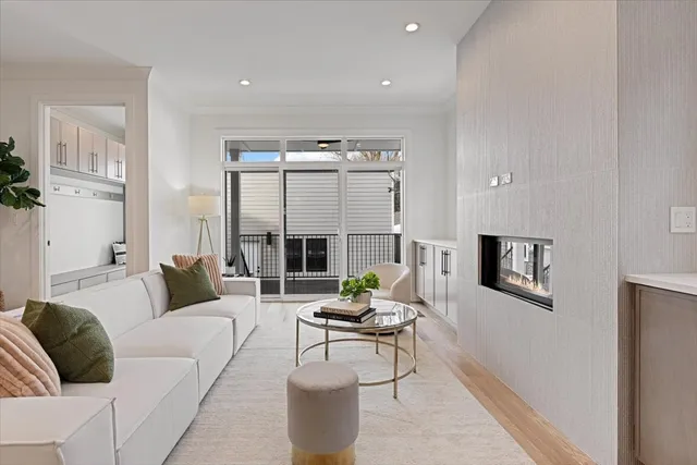 $1,750,000 | 1964 West Farragut Avenue, Chicago, IL 60625