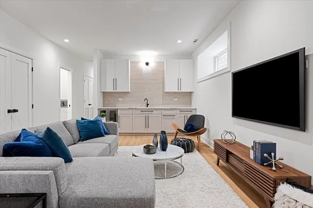 $1,750,000 | 1964 West Farragut Avenue, Chicago, IL 60625