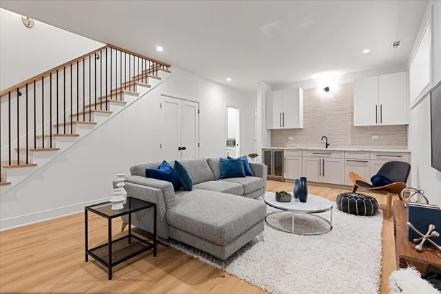 $1,750,000 | 1964 West Farragut Avenue, Chicago, IL 60625