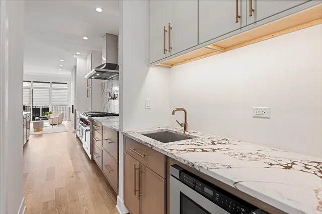 $1,750,000 | 1964 West Farragut Avenue, Chicago, IL 60625