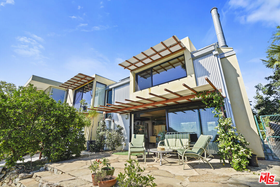 26335 Lockwood Road Malibu, CA 90265 - Photo 27 of 39 a view of a chairs and table in the patio