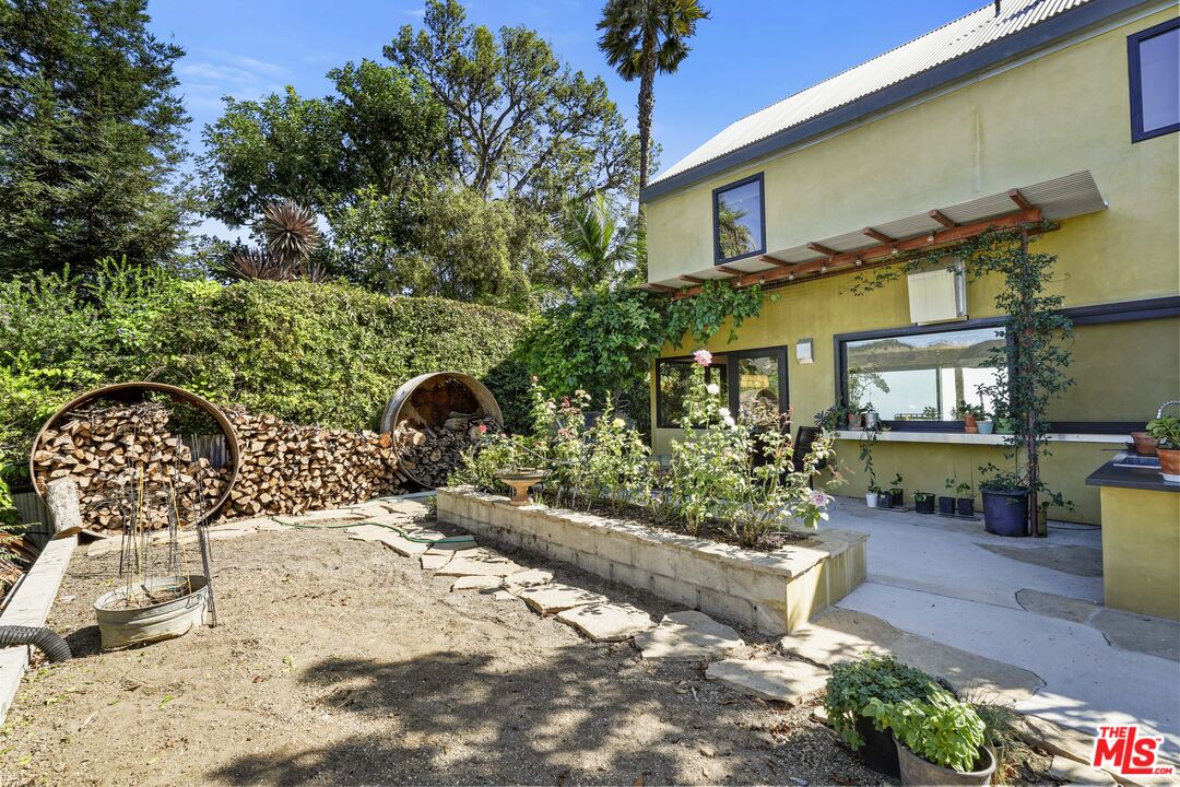 26335 Lockwood Road Malibu, CA 90265 - Photo 34 of 39 a front view of a house