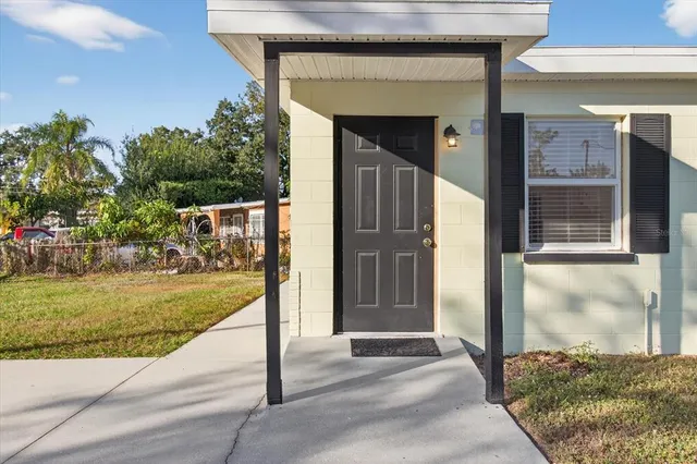 a view of entryway front of house